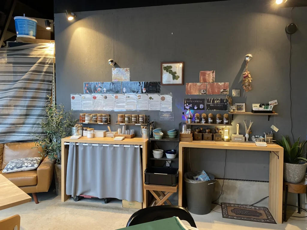 様々なスパイスが並ぶ棚とコーヒー豆やミルが並ぶ棚