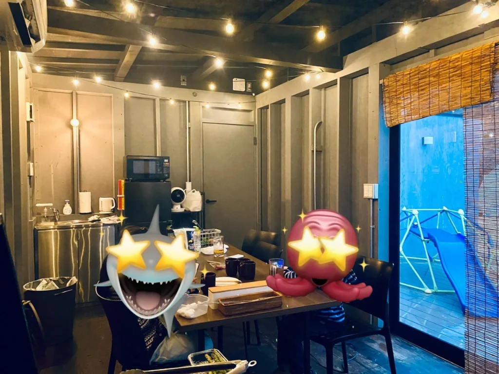 ダイニングテーブルでゲームをする二人の小学生