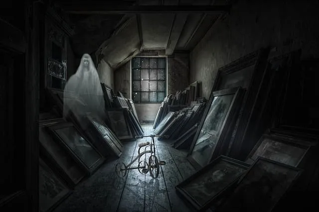 薄暗い屋根裏部屋にポツンと置かれた三輪車がありその周りに体が透けたゴーストが浮かぶ写真