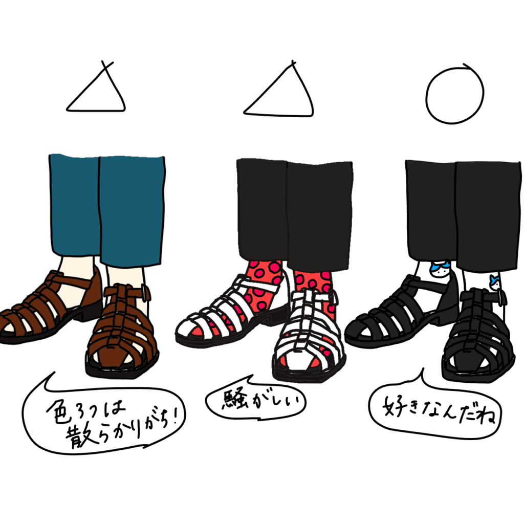 よくない例の足元3パターンのイラスト。パンツ、靴下、グルカサンダル全てが違う色味の写真と、柄物の靴下とグルカサンダルを合わせている写真と、足首にキャラクターの模様が入っている靴下とグルカサンダルを合わせている写真