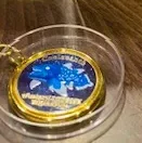 金色の重厚感あるメダルの真ん中にロイヤルブルーのシーラカンスが描かれたキーホルダー