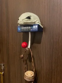 ダイオウグソクムシの正面から見た顔の下にフックが備え付けられたマグネット