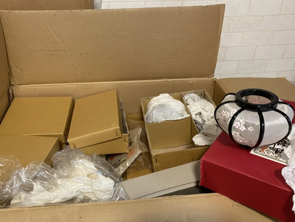 ぼんぼりやたくさんの小箱の写真