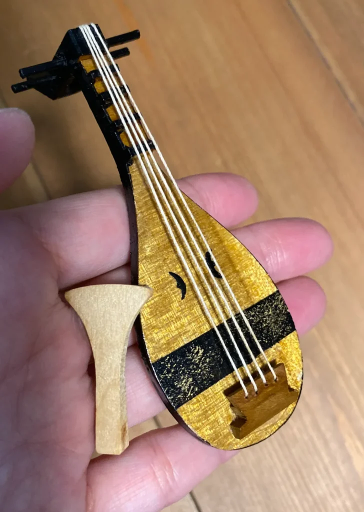 精巧な作りの手のひらサイズの琵琶（楽器）の写真
