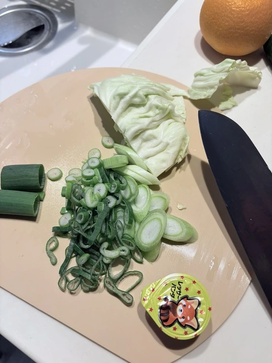 「丸いまな板エラストマー」で長ネギやキャベツを切っている画像