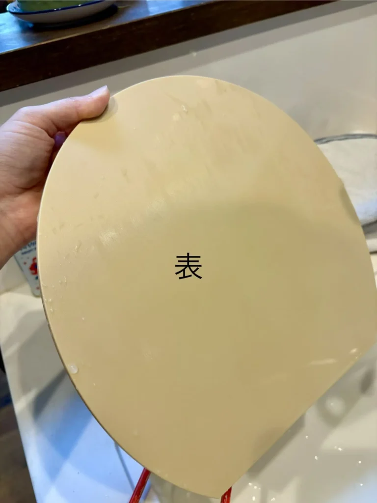 傷や変色などの異変がないエラストマーまな板の片面を撮影した写真