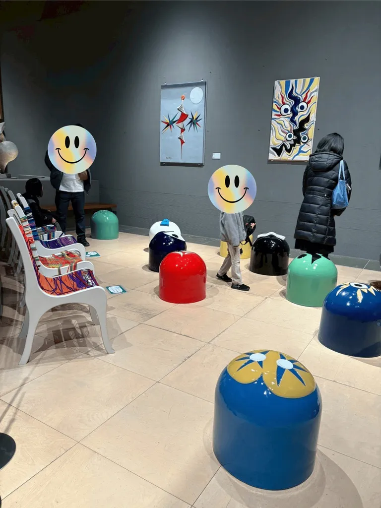 岡本太郎が作った椅子作品が並ぶ様子