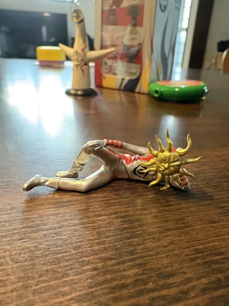 岡本太郎のガチャガチャで出た「寝転ぶタローマン」