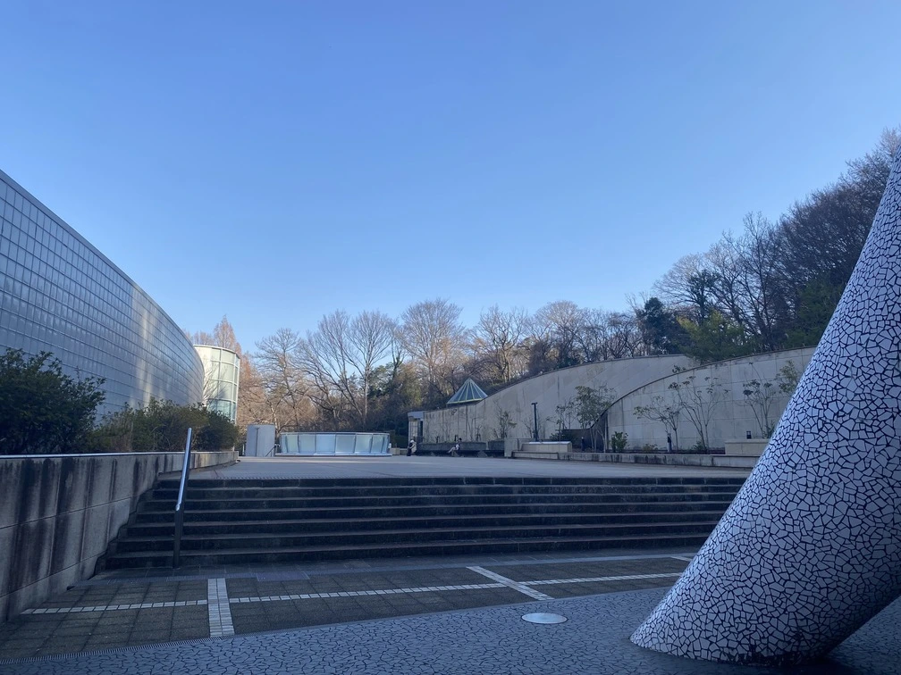 母の塔の側に広がる岡本太郎美術館の敷地の景色
