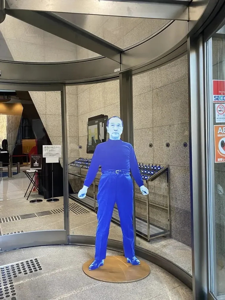 美術館のエントランスに立つ岡本太郎の等身大パネル