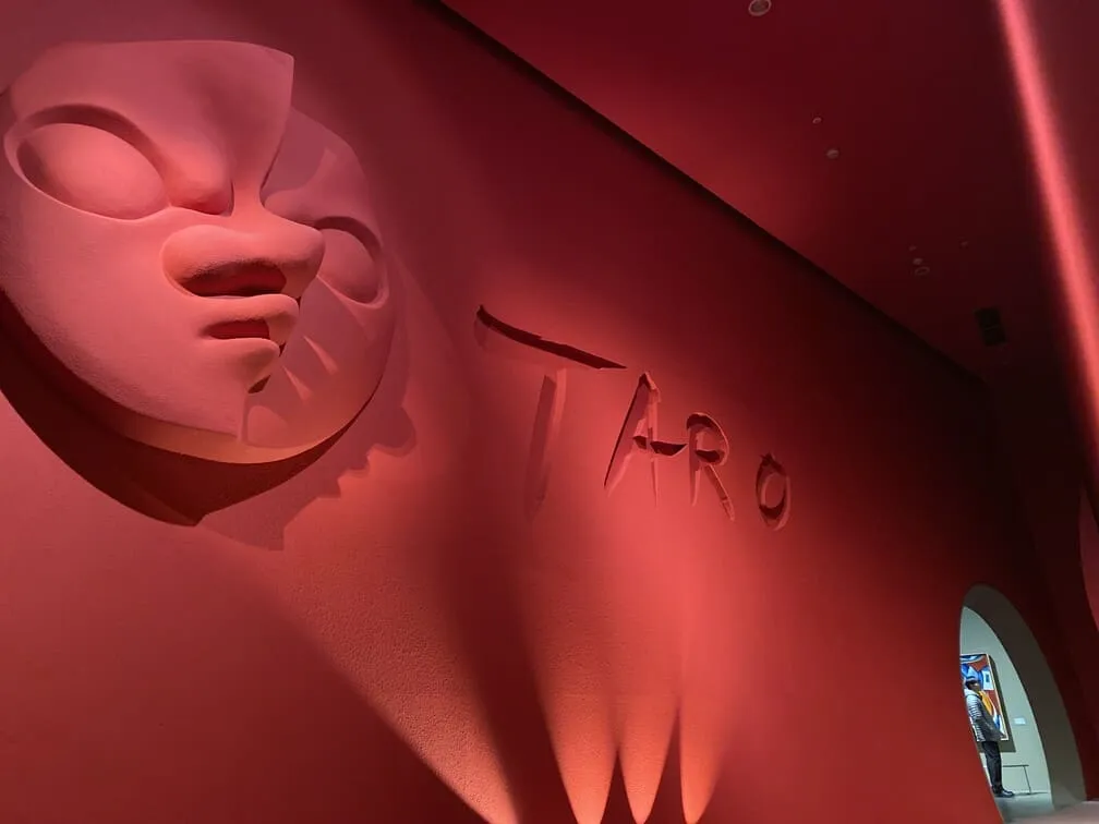 太陽の塔の正面の顔が大胆に飾られた四方八方全て赤色の「赤の部屋」の写真