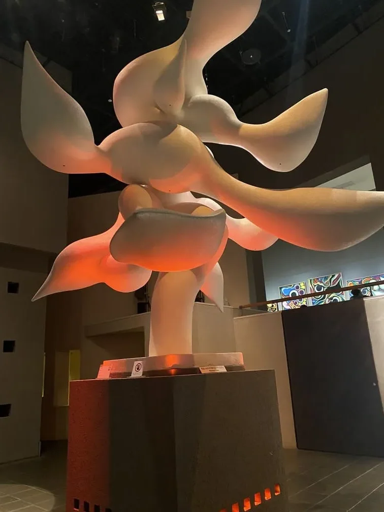 岡本太郎作品の巨大な白いモニュメントの画像