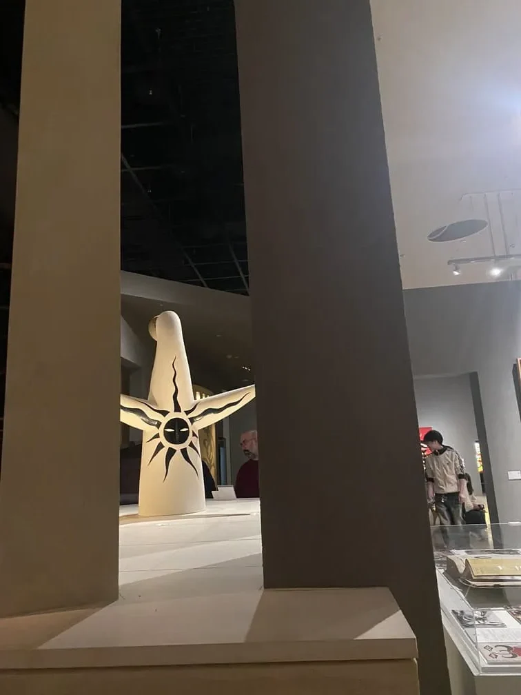 50分の1サイズの太陽の塔のオブジェ裏