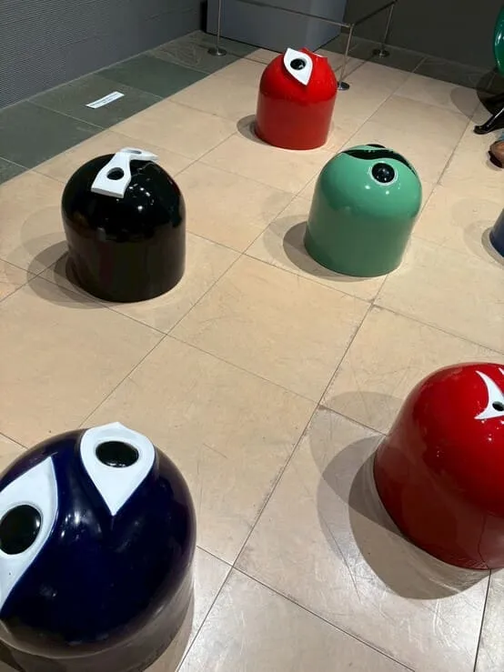 座ることを拒否する椅子が複数並ぶ画像