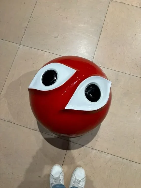 座ることを拒否する椅子の画像