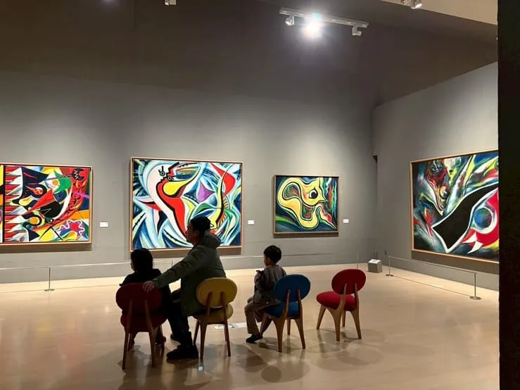 岡本太郎が作った椅子「ゆったり」に座って作品を眺めることができるエリアの全体写真