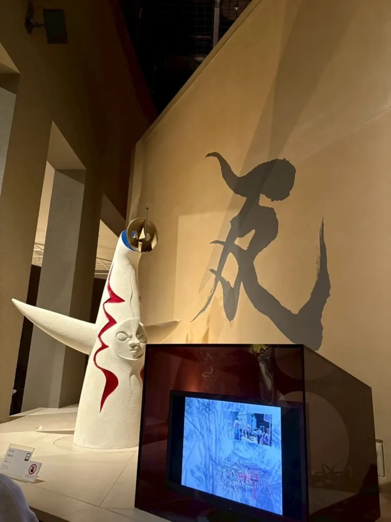 50分の1サイズの太陽の塔のオブジェ正面