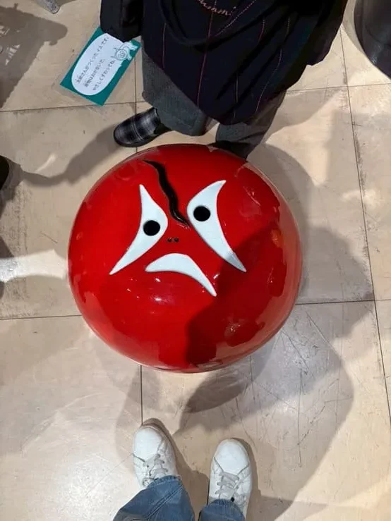 座ることを拒否する椅子の画像