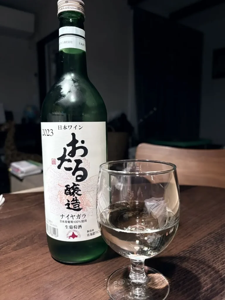 白ワイン「ナイヤガラ」のボトル全体を正面から撮った画像