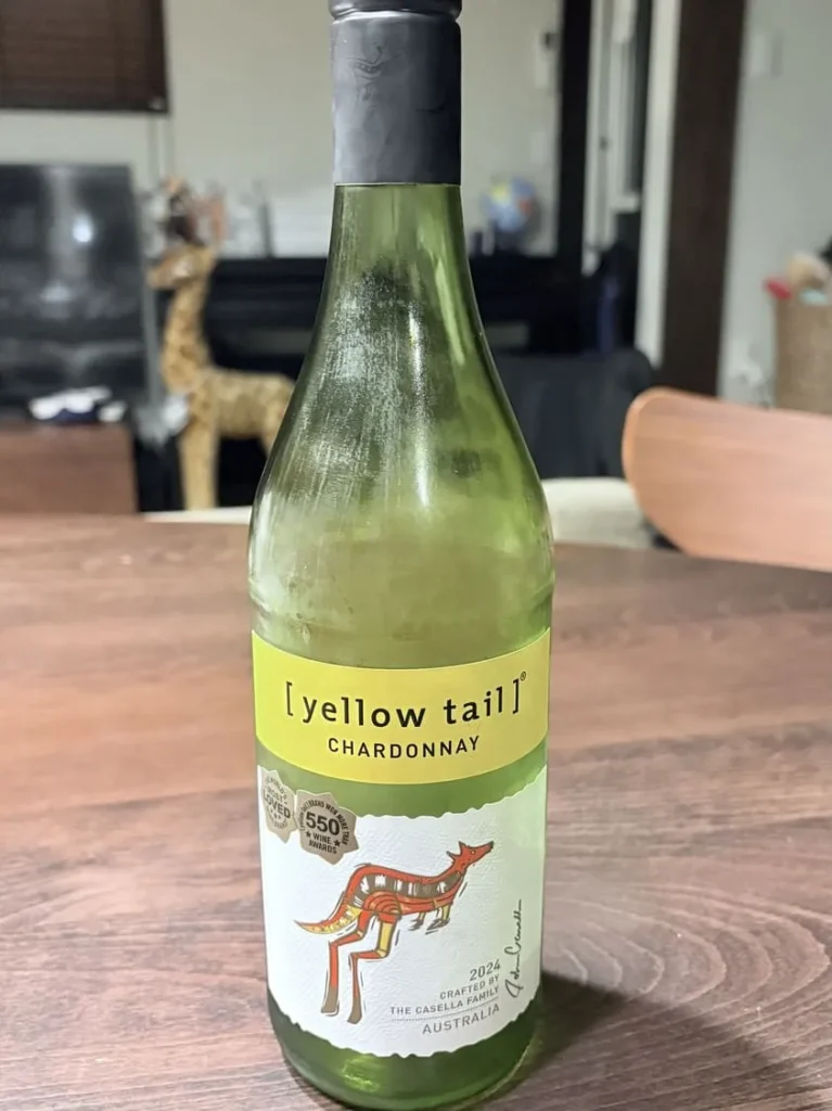 オーストラリア白ワイン「イエローテイル シャルドネ」のボトル全体の写真