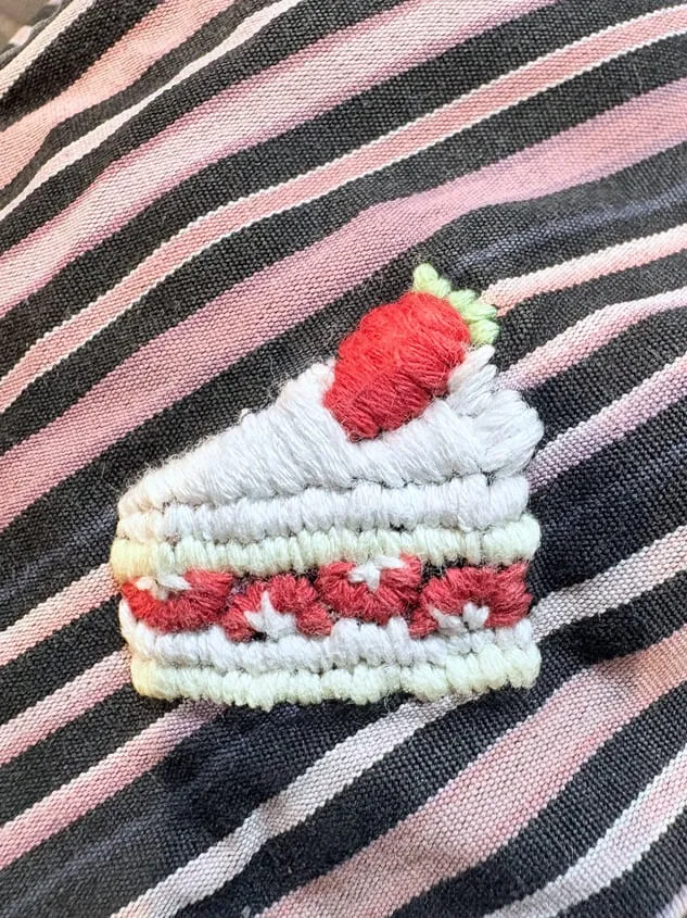 イチゴのショートケーキの刺繍のアップ写真