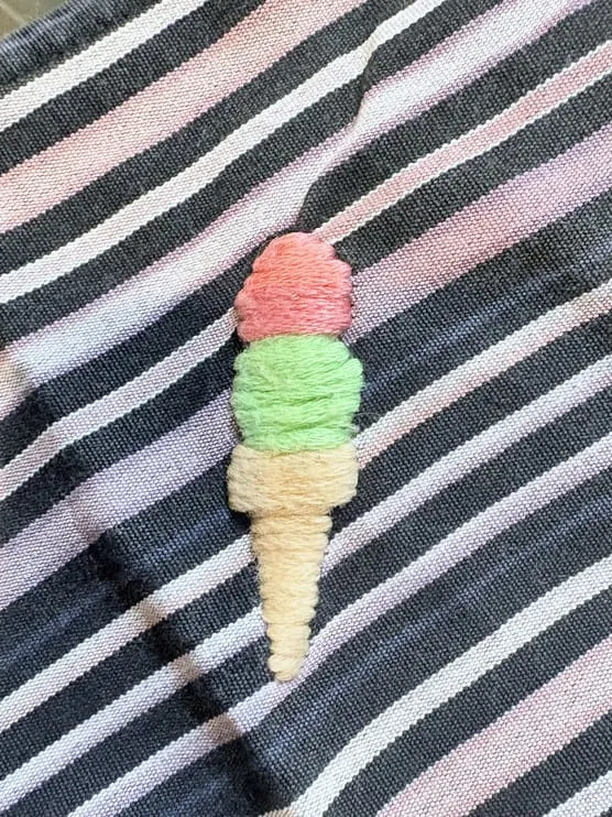 2段アイスの刺繍のアップ写真