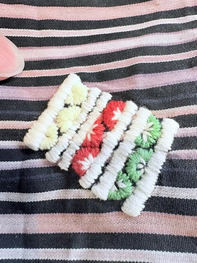 バナナ、イチゴ、キウイのフルーツサンドワンポイント刺繍のアップ写真