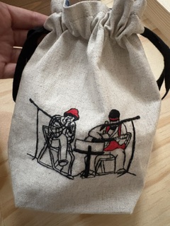バナナマン「赤えんぴつ」の歌唱する姿が刺繍された巾着袋の画像