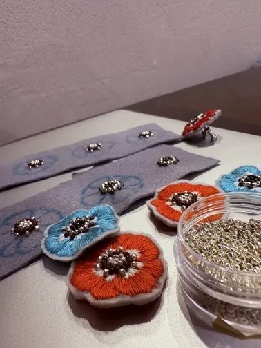 花をモチーフにした刺繍作品の画像